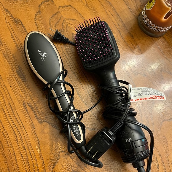 A blowout brush and straightening brush. All are in good shape. One owner me! - Picture 3 of 8